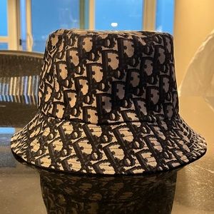 Dior hat 2 side reverse 100% authentic !